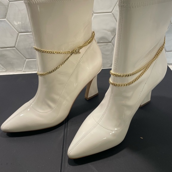 Charles By Charles David LUGO Gold Chain Booties White Size 7 Brand New! Sleek - Picture 8 of 12